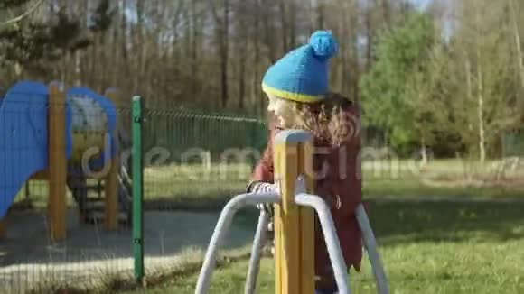心情愉快的小女孩在操场上玩耍女性打开旋转木马和微笑无忧无虑的童年视频的预览图