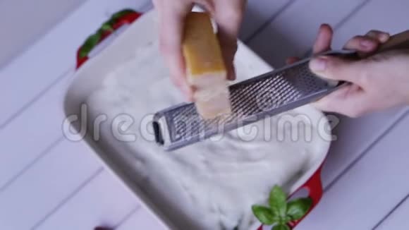 加罗勒的意大利肉卷意大利面食上的奶油干酪视频的预览图