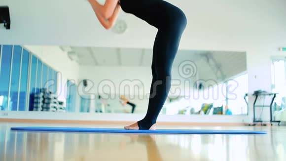 美丽的金发女孩在体育健身练习瑜伽视频的预览图