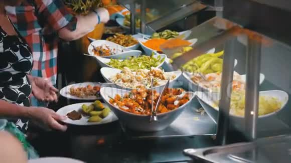 自助早餐埃及餐厅柜台上的各种现成饭菜视频的预览图