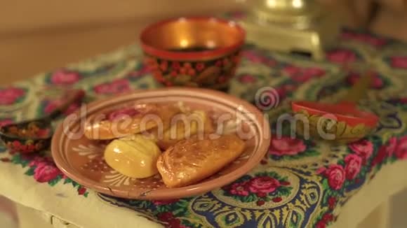传统的俄罗斯蛋糕和萨莫瓦尔道具视频的预览图