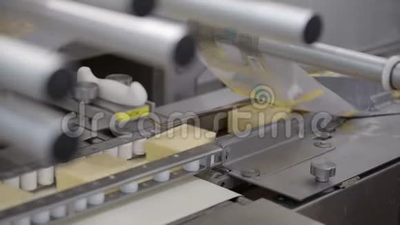 输送线为奶酪包装工艺食品厂的奶酪加工视频的预览图