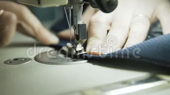 用缝纫机缝制男夹克工艺的宏观镜头4K视频的预览图
