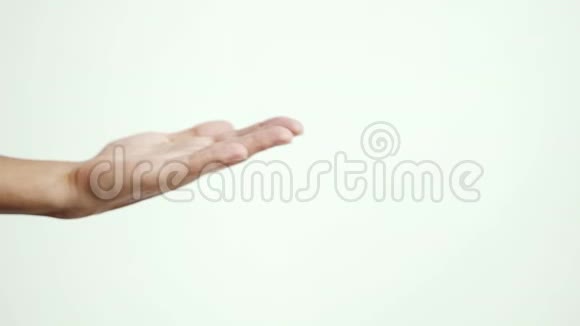 女性的手出现在框架手掌向上靠近白色背景3840x2160视频的预览图