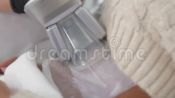 女性在专业化妆品柜中获得冷冻脂肪治疗程序特写视频的预览图