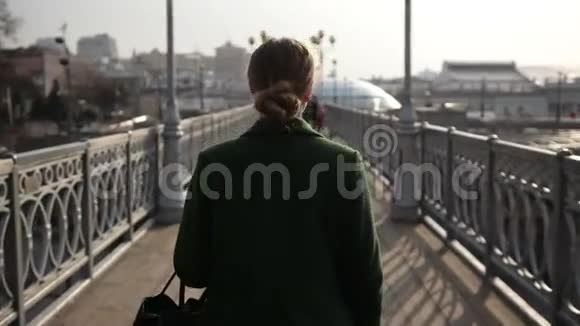 女人在桥上走开的后景视频的预览图