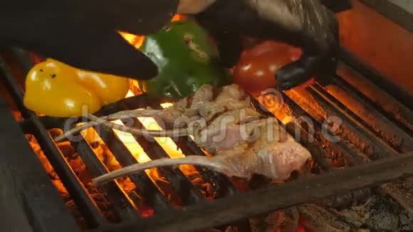 在烤骨烤架上烤小牛肉在餐厅的厨房里烤辣椒烤肉视频的预览图