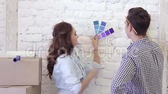 年轻夫妇和色标选择墙面装饰视频的预览图