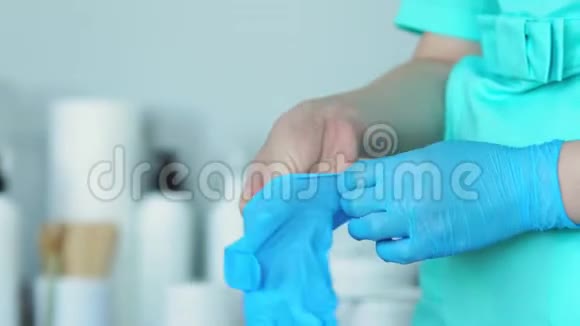 医生戴橡胶手套的特写视频的预览图