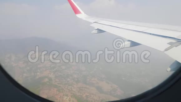 尼泊尔飞机窗口的视图视频的预览图