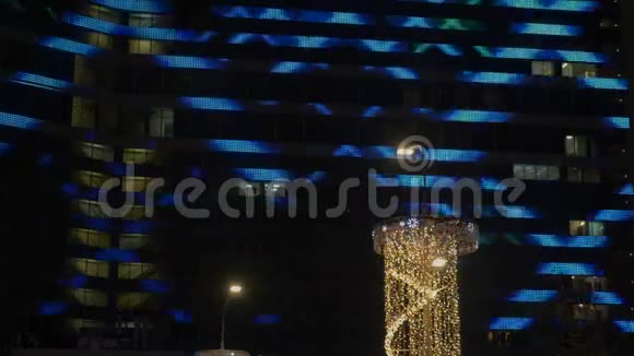 美丽的蓝光照在大楼上节日装饰视频的预览图