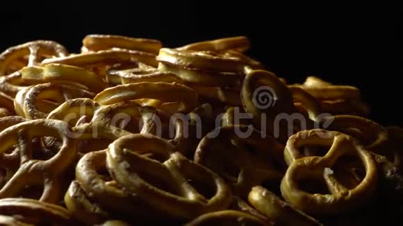 旋转的椒盐卷饼光线大气视频的预览图