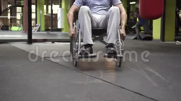 一个残疾人运动员在健身房轮椅上的肖像视频的预览图