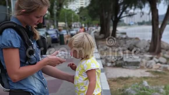 小金发儿童从塑料瓶中喝水视频的预览图