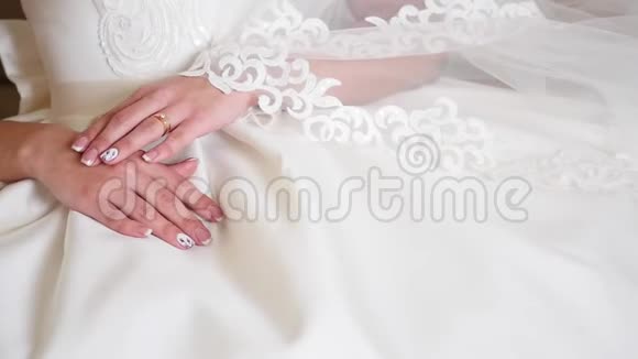 新娘穿着漂亮裙子的早晨女人在婚礼前准备好视频的预览图