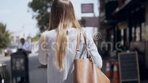 从美国纽约市中心走过的年轻美女的后景慢动作视频的预览图