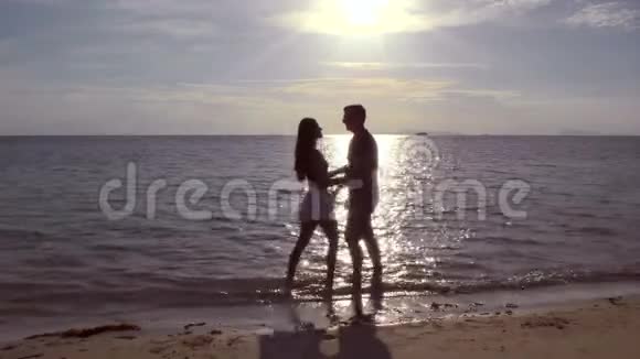 日落海滩浪漫的库普之吻视频的预览图