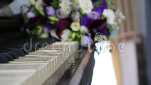 钢琴上五颜六色的婚礼花束视频的预览图