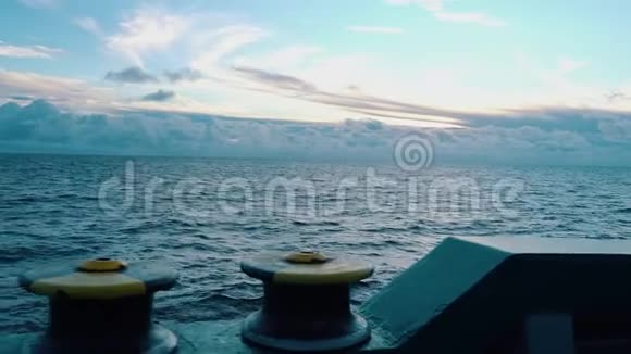 从船或船甲板到开阔海域的景色美丽的海景视频的预览图