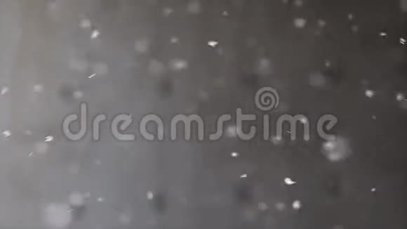 黑色背景下的雪视频的预览图