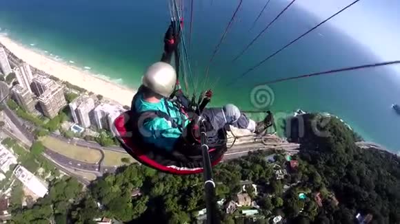 滑翔伞飞行员身体残疾在自己的滑翔伞飞行视频的预览图