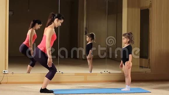 教一个体操小女孩小体操运动员学会做空翻教练对结果不满意视频的预览图