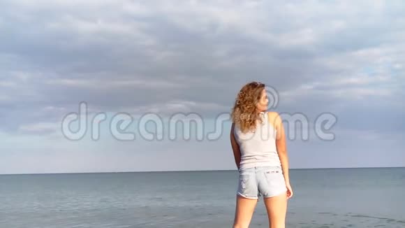 美女模特球衣牛仔短裤海风人视频的预览图
