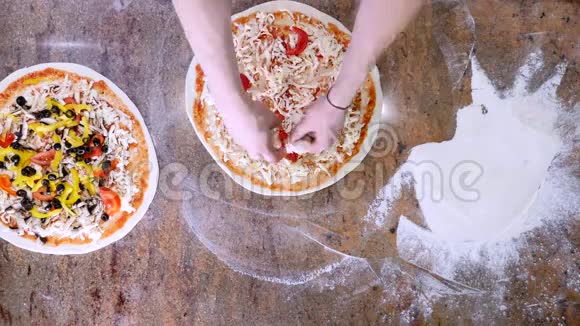 厨师在厨房里把配料放在比萨饼上披萨概念食品的生产和运送顶部视频的预览图