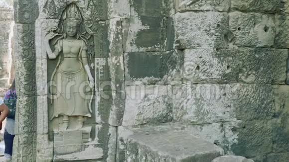 吴哥窟寺庙废墟中的弗雷斯科斯视频的预览图
