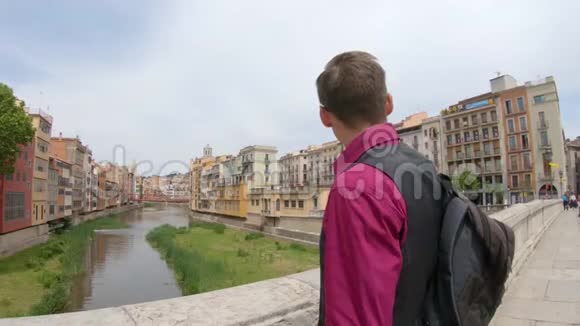 西班牙吉罗纳的奥尼亚尔河附近一名年轻人用智能手机拍摄了一段视频视频的预览图