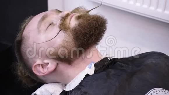 男人在理发店或发廊发型和理发视频的预览图