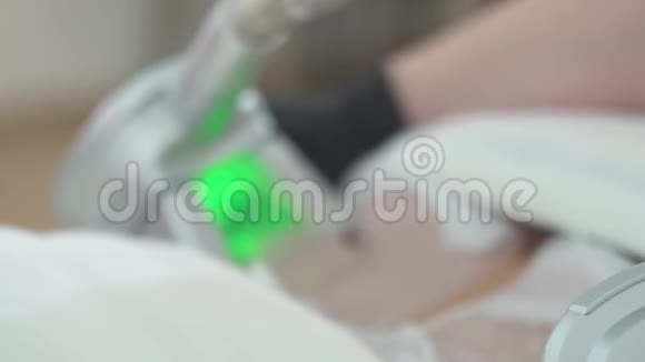 女性在专业化妆品柜中获得冷冻脂肪治疗程序特写视频的预览图