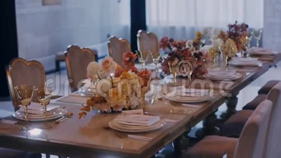 一张装饰精美的婚宴宴会桌上的中间斜角镜头视频的预览图