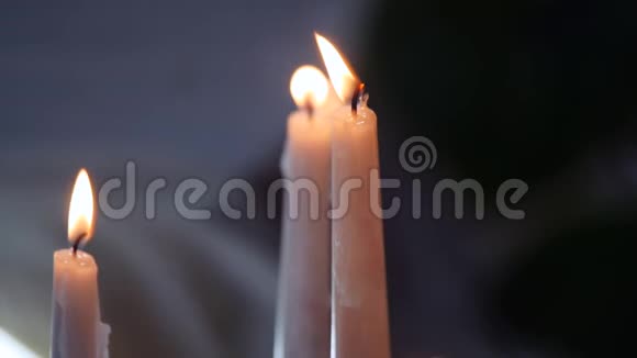 白色的蜡烛平静地燃烧着一支蜡烛在聚焦另一支蜡烛在聚焦视频的预览图