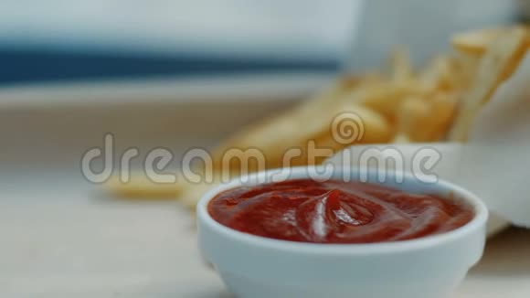不健康垃圾食品晚餐汉堡菜单视频的预览图