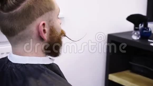 男人在理发店或发廊发型和理发视频的预览图