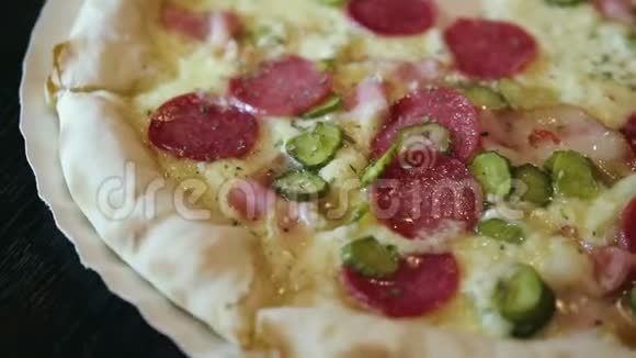 意大利美味的披萨和各种美味的馅料上面有一个欧芹视频的预览图