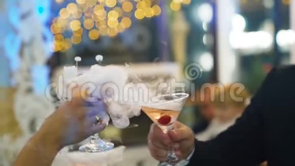 慢动作服务员把香槟倒入装有液氮的玻璃杯里开派对视频的预览图