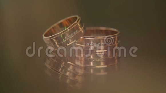 两枚带有灯光的结婚戒指的特写视频的预览图