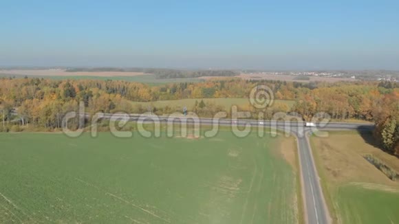 白俄罗斯明斯克地区秋季鸟瞰视频的预览图