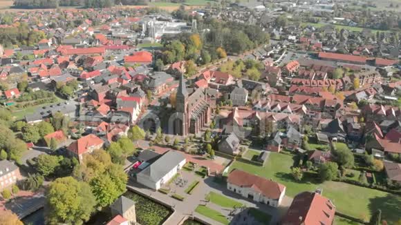 德国是一个美丽的城市和教堂空中景观视频的预览图