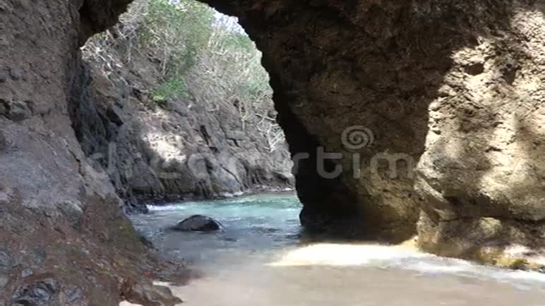 迎风岛屿上的天然洞穴视频的预览图