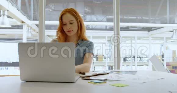行政人员在办公室使用笔记本电脑4K视频的预览图