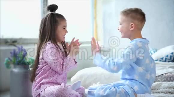 可爱的男孩和女孩穿着自制睡衣手上拿着游戏视频的预览图