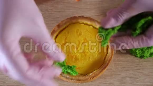 糕点厨师正在用奶油和草莓片制作迷你蛋糕视频的预览图