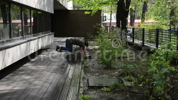 女人启动花园喷头视频的预览图