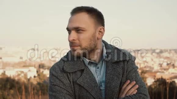 英俊的年轻人在建筑处等人站在意大利罗马全景中的男性肖像视频的预览图