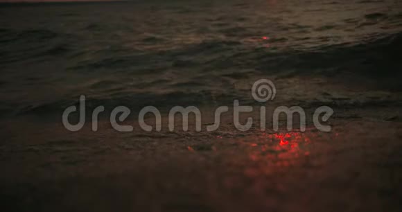 日落时波浪缓慢移动以25分的速度从水中翻腾到天空视频的预览图