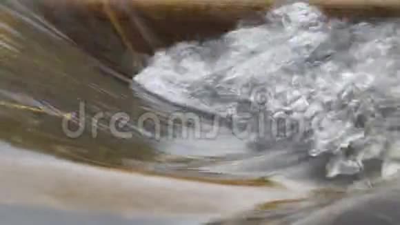 水流在汹涌的溪流中视频的预览图