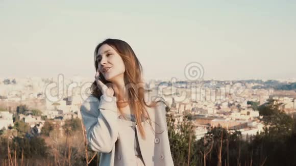 年轻迷人的女人在智能手机上说话微笑着快乐的旅游女性享受城市意大利罗马视频的预览图